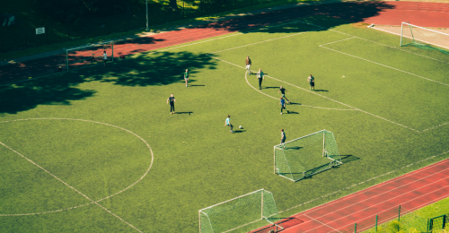 Mantenimiento de un campo de fútbol de césped artificial