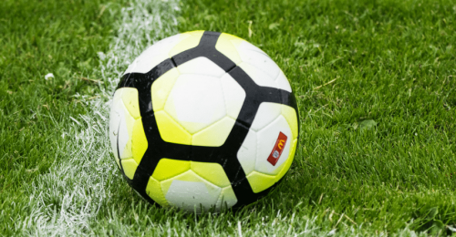 mantenimiento-césped-artificial-normas-fútbol-cuidados-superficie-limpieza-riego-campos